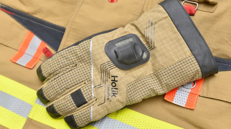 Rukavice obsahují čidla na měření teploty vzdálených předmětů. Výši teploty zobrazují pomocí barevných signálů