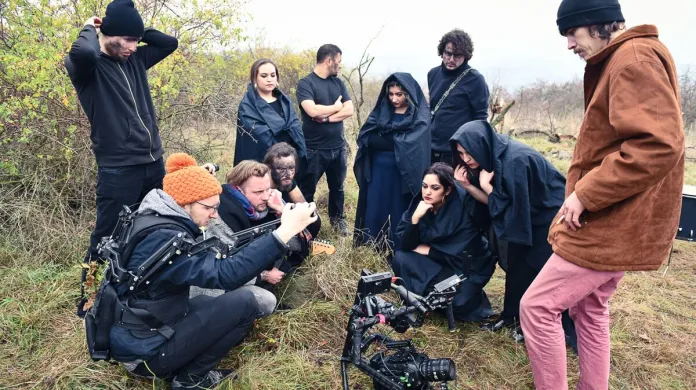 Kapela Drom se štábem a herci při natáčení videoklipu Ostny v dlani