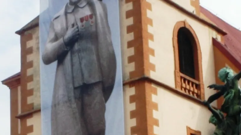 Plakát Vladimira Putina na sokolovském kostele