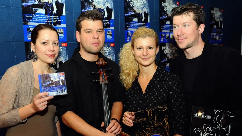 Setkání se členy souboru Pavel Haas Quartet k mezinárodním úspěchům a předání Platinové desky Supraphonu se uskutečnilo 10. října v Praze. Zleva Eva Karová, Peter Jarůšek, Veronika Jarůšková a Pavel Nikl.