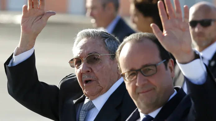Francois Hollande v doprovodu Raúla Castra