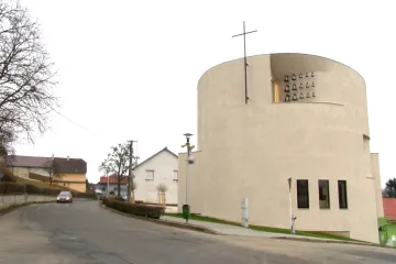 Na moderní kostel za 20 milionů se věřící složili, přes polovinu přispěl místní patriot 