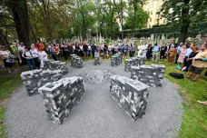 Na židovském hřbitově vznikl památník z rozřezaných náhrobků, které byly v dlažbě na Václavském náměstí