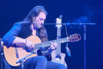 Skutečná identita nevychází z národnosti, říká globální trubadúr Estas Tonne