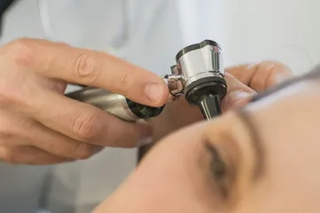 Přetnutí nervu zbavilo ženu Ménièrovy choroby. Chirurgové provedli v pražském Motole složitý zákrok