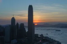 Drápou se do mraků a jsou energetickou zátěží. Hongkong chce snížit uhlíkovou stopu výškových budov