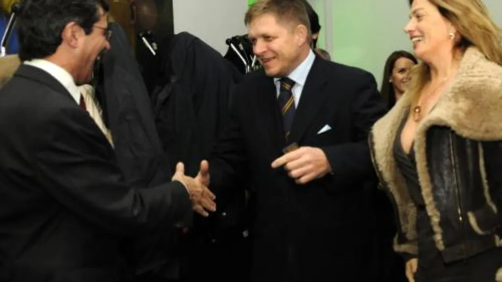 Robert Fico (uprostřed) gratuluje Milanu Ftáčníkovi