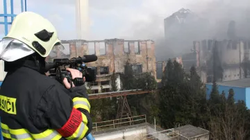 S požárem výrobny plastů v Chropyni bojovali hasiči několik dní