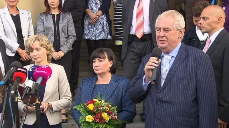 Zeman prvňáčkům: Doufám, že vám rodiče koupí tablety