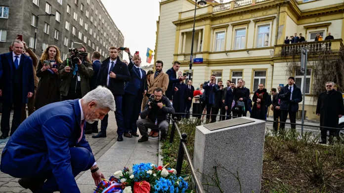 Pložení květin k pomníku na náměstí Václava Havla ve Varšavě