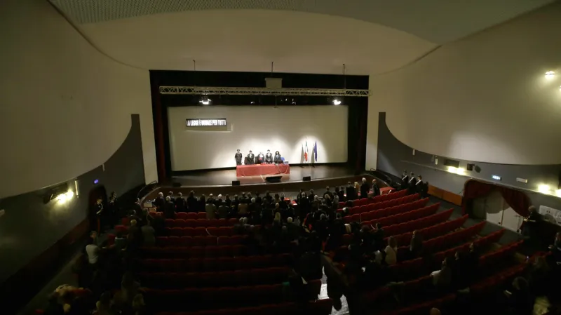 Soudce Giovanni Pugliatti čte rozsudek nad kapitánem Schettinem