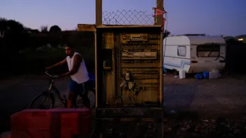 Čtyřiadvacetiletý Ismael Pizarro z Argentiny přijíždí do karavanového parku, kde žije, ze své práce na Ibize