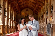 Princ Harry a vévodkyně Meghan poprvé ukázali syna, pojmenovali ho Archie