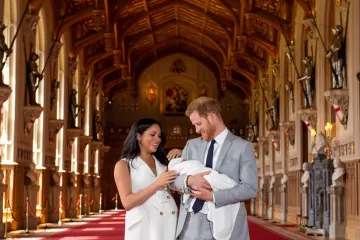 Princ Harry a vévodkyně Meghan poprvé ukázali syna, pojmenovali ho Archie