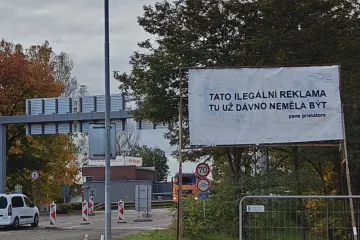 Aktivisté vytáhli do boje s nelegální reklamou, na poutače nalepili vzkazy pro politiky