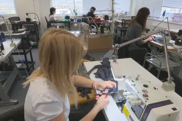 Starší půjdou brzy do důchodu, mladších je nedostatek. Tuzemským firmám chybějí švadleny