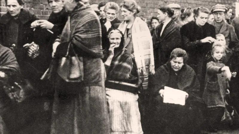 Ženy čekají ve frontě na jídlo