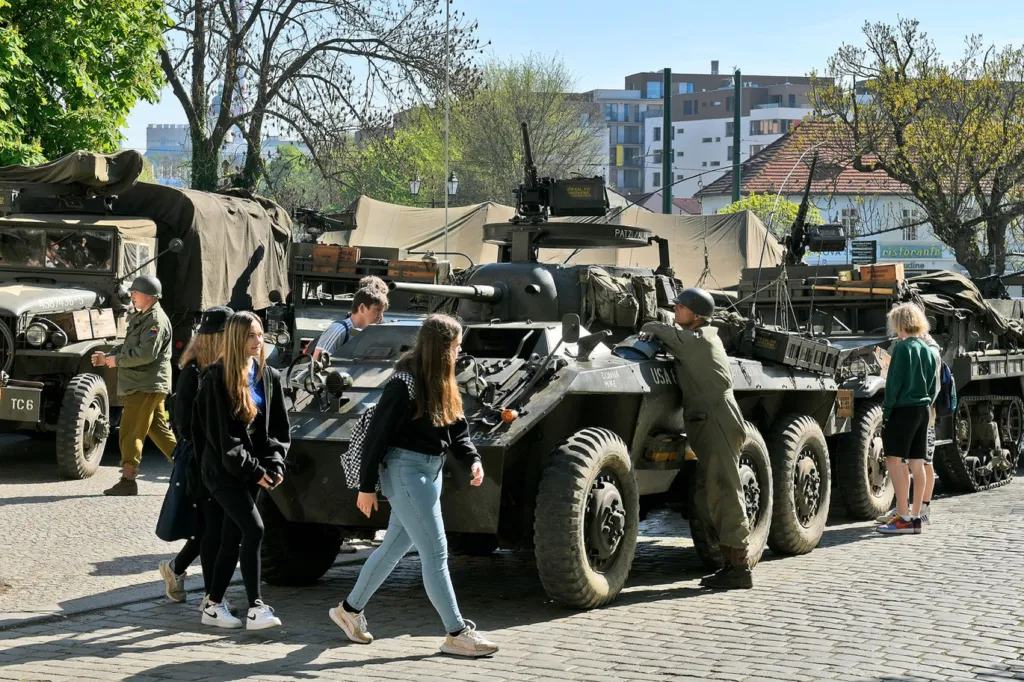 Lidé v Plzni slaví konec druhé světové války a osvobození města americkou armádou v květnu 1945