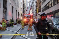 Ze sutin newyorského zříceného parkoviště vytáhli záchranáři zatím pět zraněných. Jeden člověk zemřel