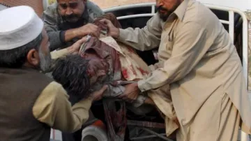 Pákistánci pomáhají zraněnému v Péšáváru
