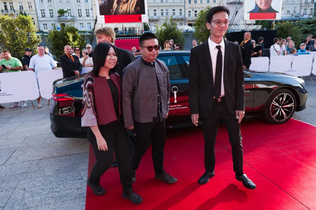 Scenárista, režisér a filmový střihač Aun Pčou (vpravo) vystudoval střih v Indii, v současné době působí v Myanmaru. Jeho krátké filmy se promítaly na festivalech v Locarnu a Singapuru. „V Myanmaru jsou výzvy velmi reálné a často poměrně těžké, panuje tam neustálý pocit nejistoty. Právě tato nejistota však způsobuje, že tvůrčí činnost vnímám jako nezbytnou. Pro mě je natáčení filmů procesem hledání klidu uprostřed velkého chaosu,“ řekl před časem. Vedle filmování také píše povídky a překládá