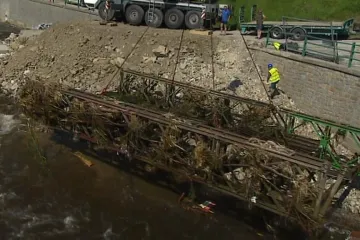 Dělníci v Českém Krumlově „lovili“ utopený most