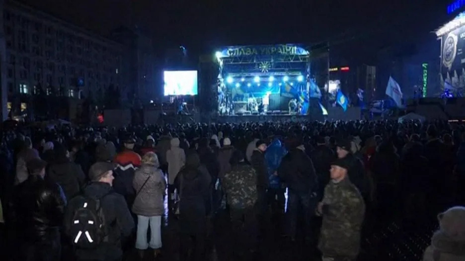 Demonstranti sledují koncert na ukrajinském Majdanu