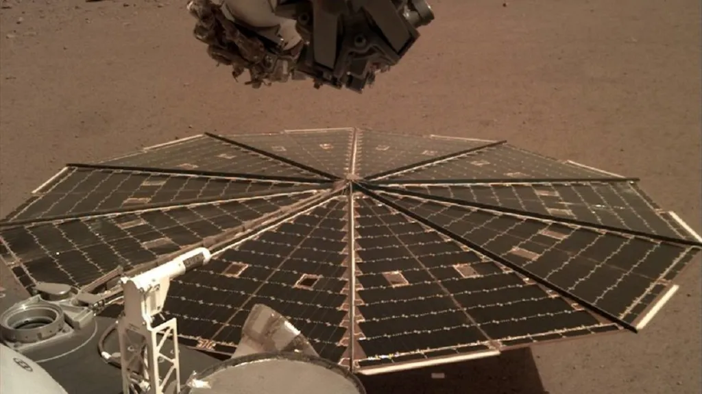 Solární panely sondy InSight
