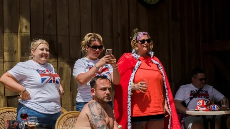 Korunovaci krále sledovali i Britové na dovolené ve Španělsku Zdroj: Reuters