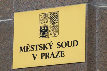 V kauze tendru na výplatu dávek potrestal soud úředníka ministerstva nepravomocně pěti lety vězení