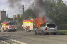 Hasicí přístroj v autě není v Česku povinný, řidiči by ho ale měli vozit, doporučují hasiči