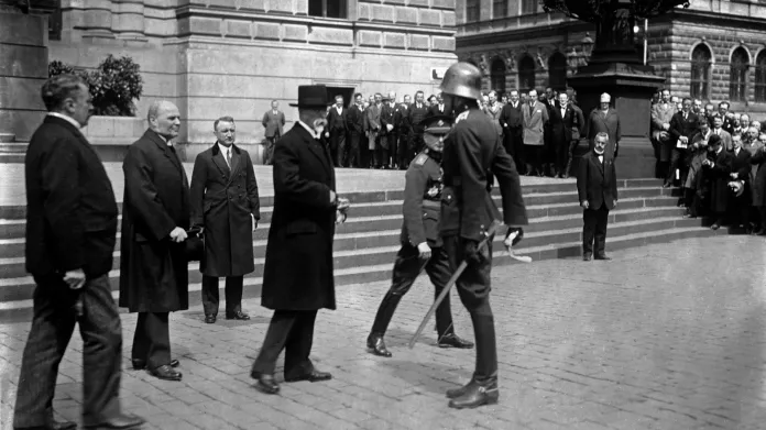 Atmosféra prvorepublikové volby (a inaugurace) prezidenta republiky: Tomáše Garrigua Masaryka a Antonína Švehlu před Rudolfinem sleduje menší dav