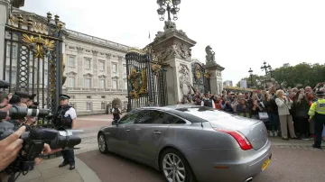 Cameron přijíždí do Buckinghamského paláce