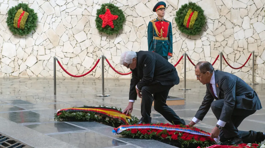 Frank-Walter Steinmeier a Sergej Lavrov položili věnce u památníku stalingradské bitvy