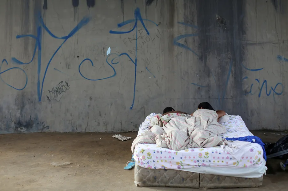 Venezuelský pár spí na posteli poblíž autobusového nádraží v brazilském městě Manaus