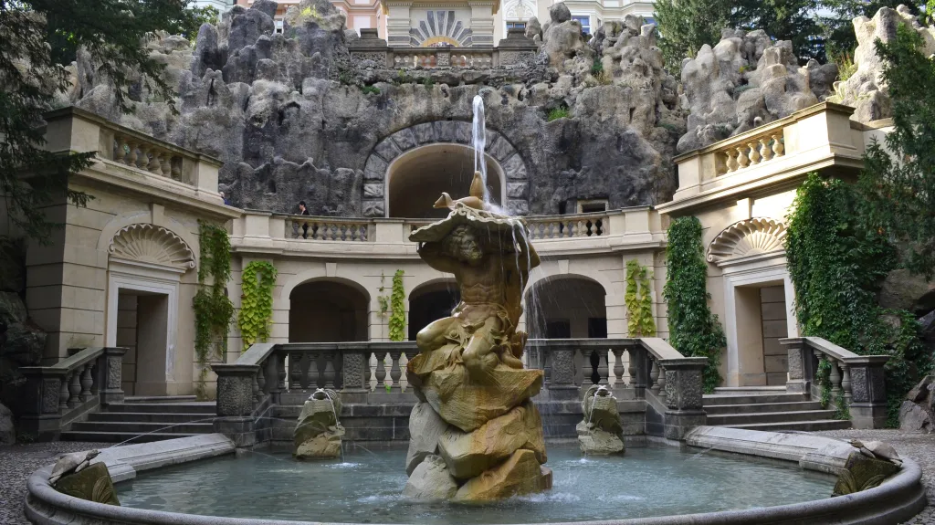 Havlíčkovy sady v Praze se sochou Neptuna