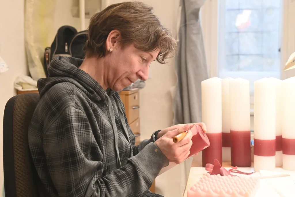 Chráněná dílna Palonín vyrábí velikonoční svíce