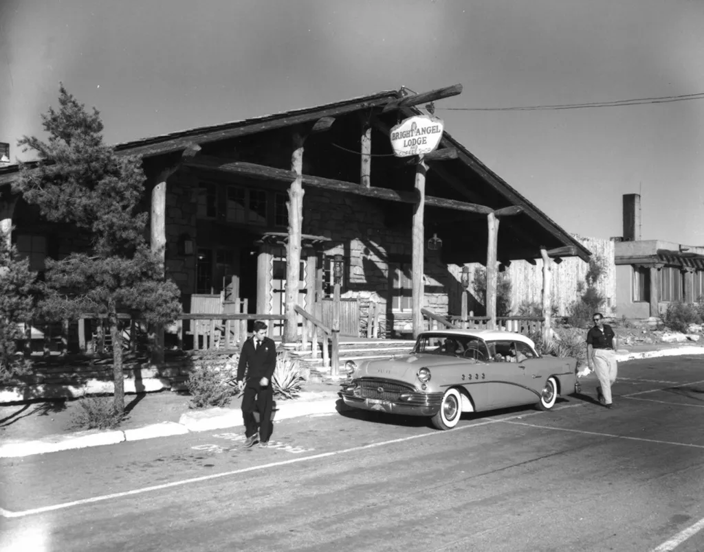 Turisté přijízdějí k chatě Bright Angel v Národním parku Grand Canyon v Arizoně. Fotografie z roku 1956