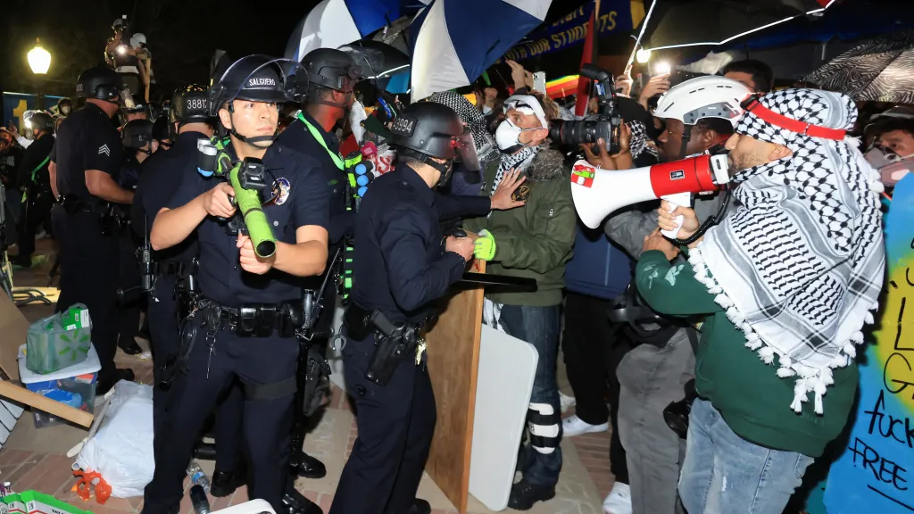 Zásah policistů na Kalifornské univerzitě