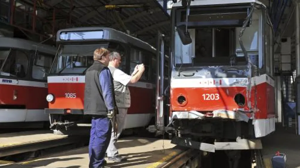 Inspektoři u havarované tramvaje