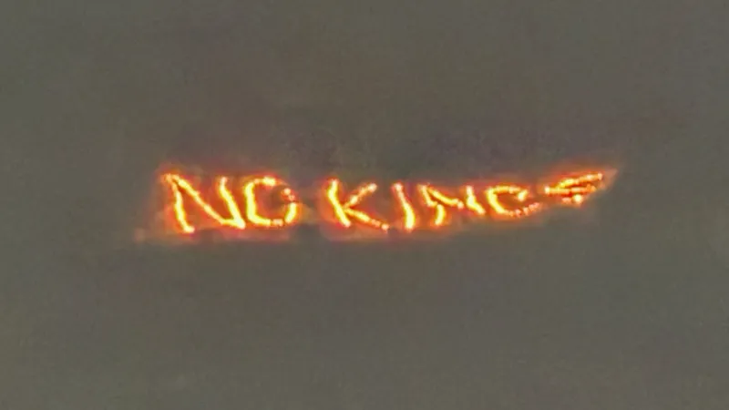 Nad Davosem se objevil zapálený nápis „žádní králové“