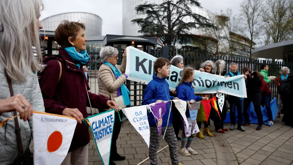 Klimatičtí aktivisté před Evropským soudem pro lidská práva ve Štrasburku