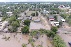 Záplavy v Texasu nepřežilo nejméně 82 lidí, čekají se další srážky