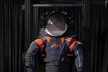 Skafandr inspirovaný Dunou filtruje moč. Může pomoci s dobýváním Měsíce