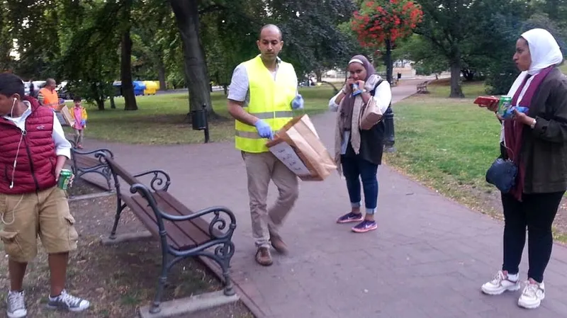 Úklid Teplic a vyvěšování letáků v arabštině
