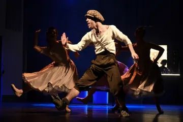 Trochu groteska, trochu jazz. Sluha dvou pánů baví v Liberci komiksovým baletem