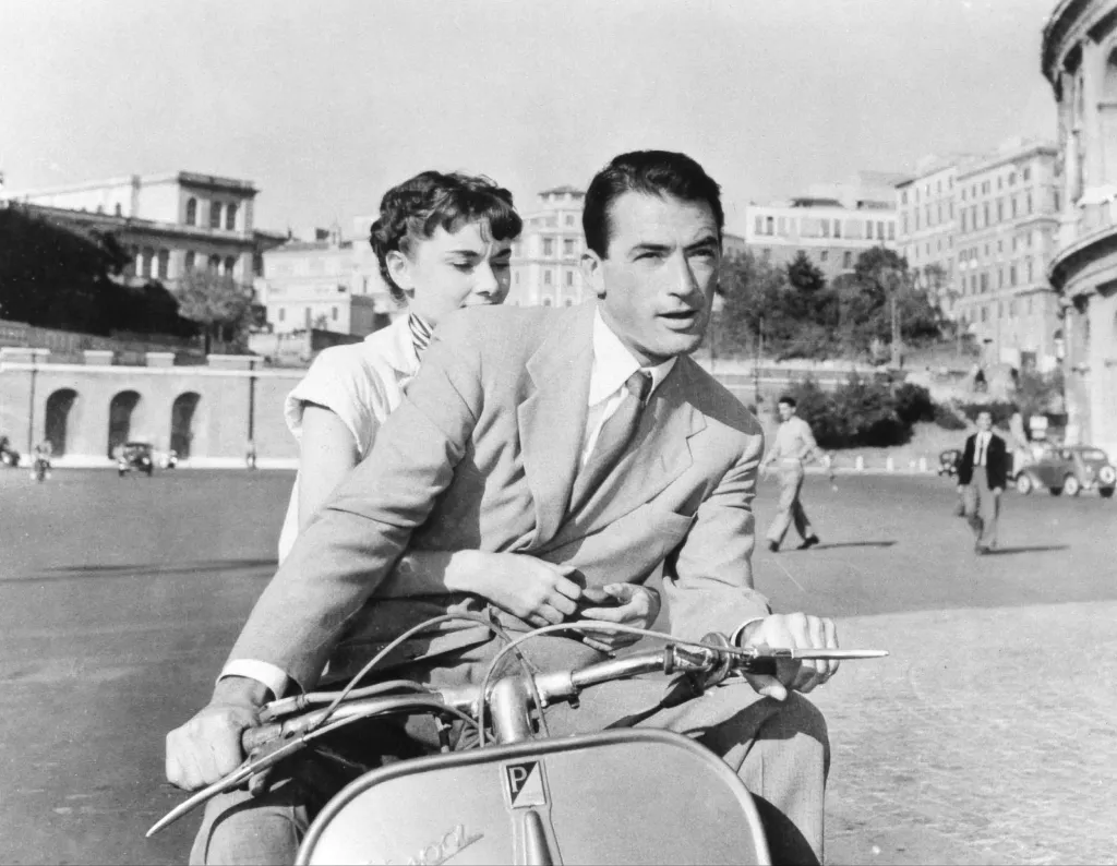 Popularizaci elegantního stroje pomohl i film. Jeden z nejznámějších snímků, kterými Vespa projela, byly Prázdniny v Římě (1953), ve kterém si zahrála dvojice herců Gregory Peck a Audrey Hepburnová