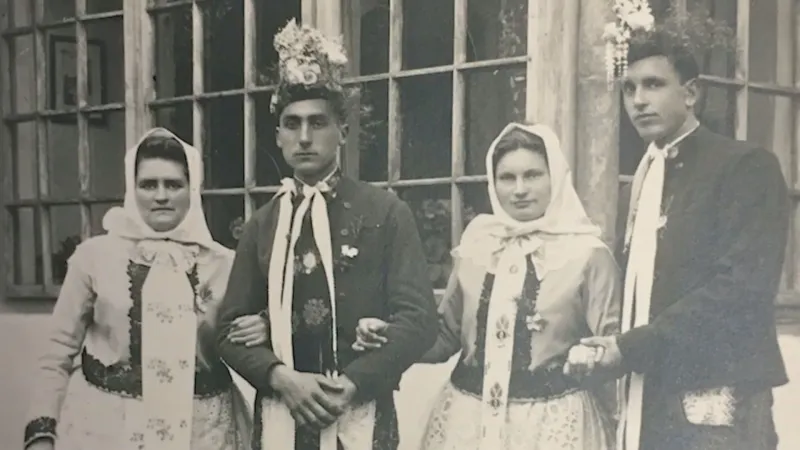 Bohuslav Úlehla v kroji (uprostřed)