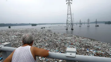 Pohled na ostrov utvořený z odpadu
