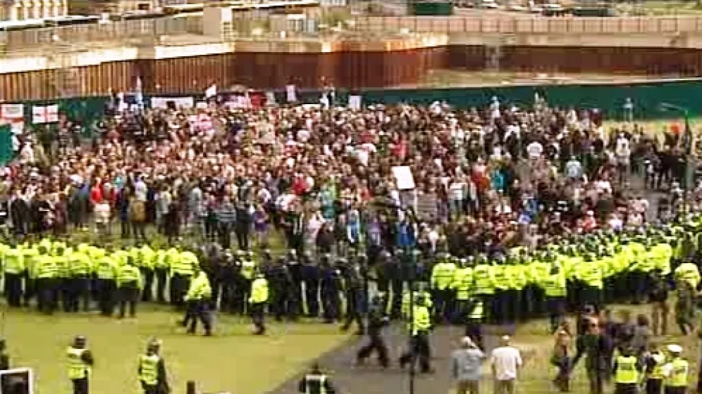 Pravicoví extremisté se střetli s policií v Bradfordu